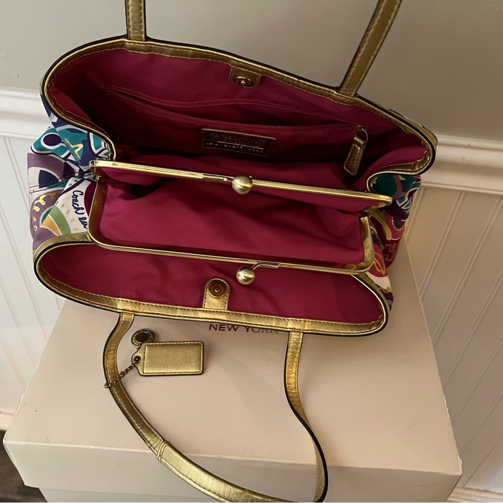 Like NWOT Authentic Coach Multi-Color, 3 large pocket purse! In dustcover! 🛍️🤑 - Picture 7 of 11